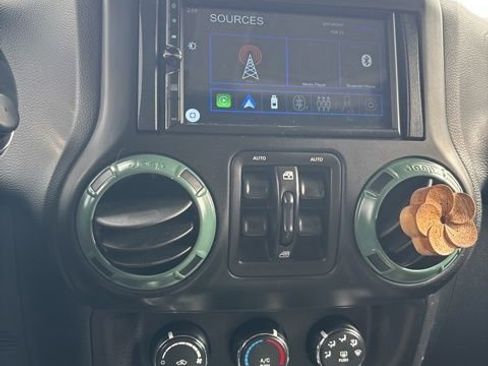 Used 2018 Jeep Wrangler Unlimited Rubicon w/ Connectivity Group image 18