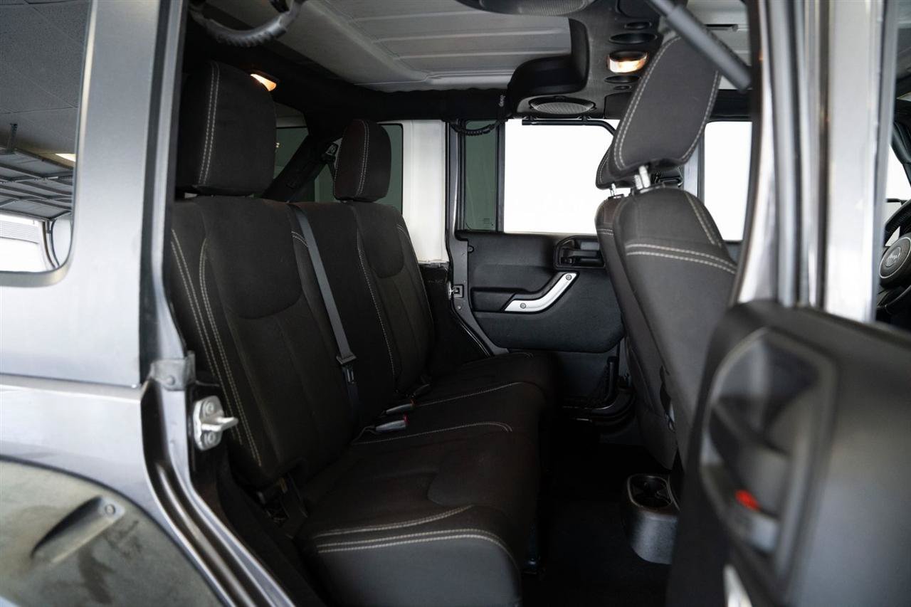 Used 2014 Jeep Wrangler Unlimited Rubicon w/ Connectivity Group AWD/4WD image 10