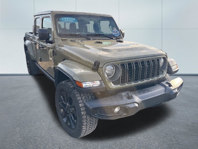 Used 2025 Jeep Gladiator Sport AWD/4WD image 5