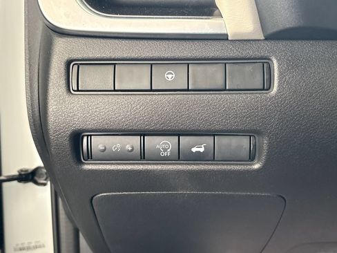 Used 2025 Nissan Rogue SV FWD image 39
