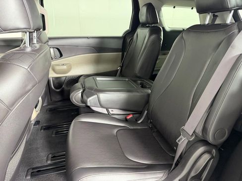 Used 2025 Kia Carnival EX FWD image 27
