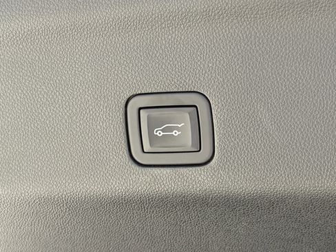 Used 2023 Chevrolet Suburban Premier RWD image 10