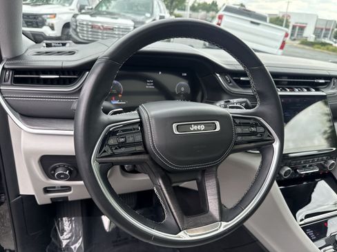Used 2021 Jeep Grand Cherokee L Overland w/ Luxury Tech Group IV AWD/4WD image 16