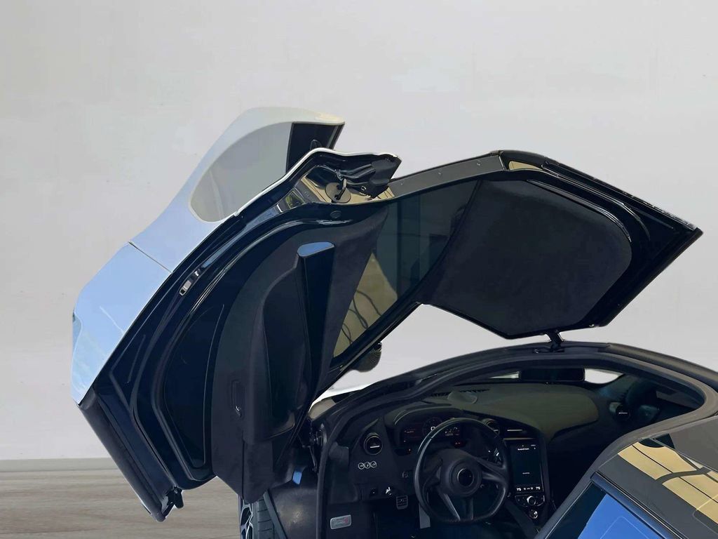 Used 2018 McLaren 720S Performance RWD image 20