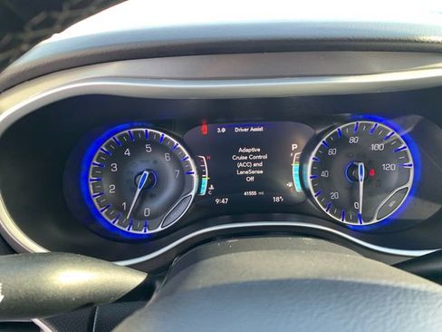 Used 2024 Chrysler Pacifica Touring-L image 26