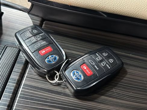 Used 2024 Toyota Sienna Limited AWD/4WD image 41