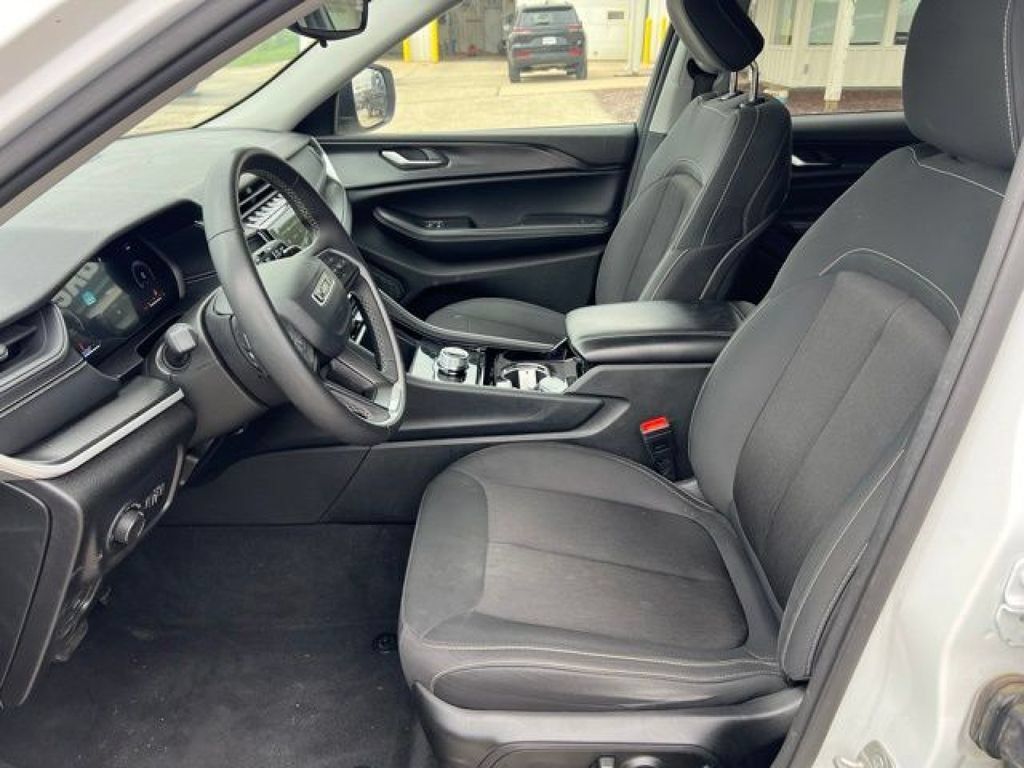 Used 2023 Jeep Grand Cherokee L Laredo AWD/4WD image 16