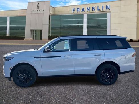 New 2026 Lincoln Navigator Reserve w/ Jet Appearance Package AWD/4WD image 4