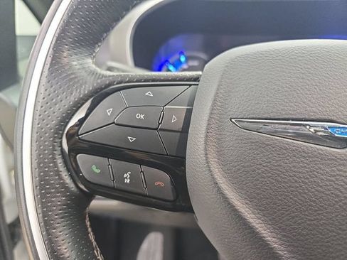 Used 2021 Chrysler Pacifica Limited w/ Uconnect Theater Family Group FWD image 17