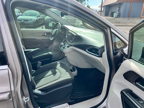 Used 2017 Chrysler Pacifica Touring FWD image 9