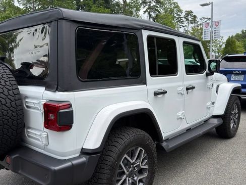 Used 2025 Jeep Wrangler Unlimited Sahara AWD/4WD image 4