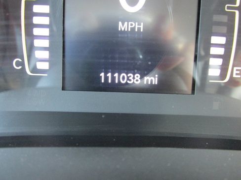 Used 2019 Jeep Cherokee Latitude w/ Cold Weather Group AWD/4WD image 6