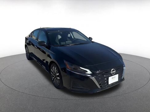 Used 2025 Nissan Altima 2.5 SV image 3