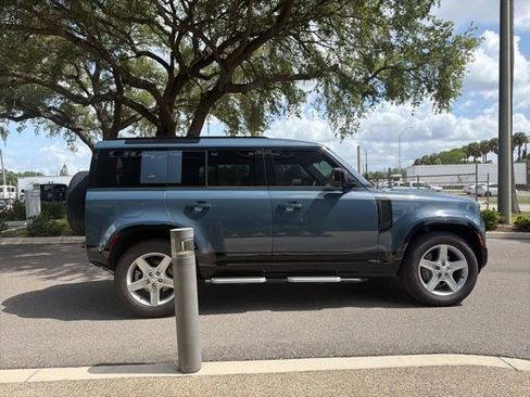Used 2022 Land Rover Defender 110 X-Dynamic SE AWD/4WD image 3