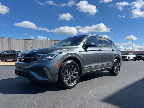 Used 2022 Volkswagen Tiguan SE image 3