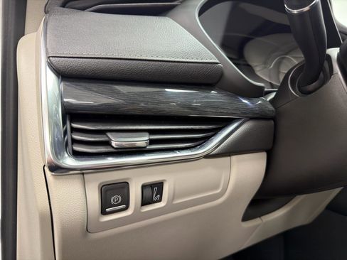 Used 2019 Cadillac XT4 Premium Luxury AWD/4WD image 16