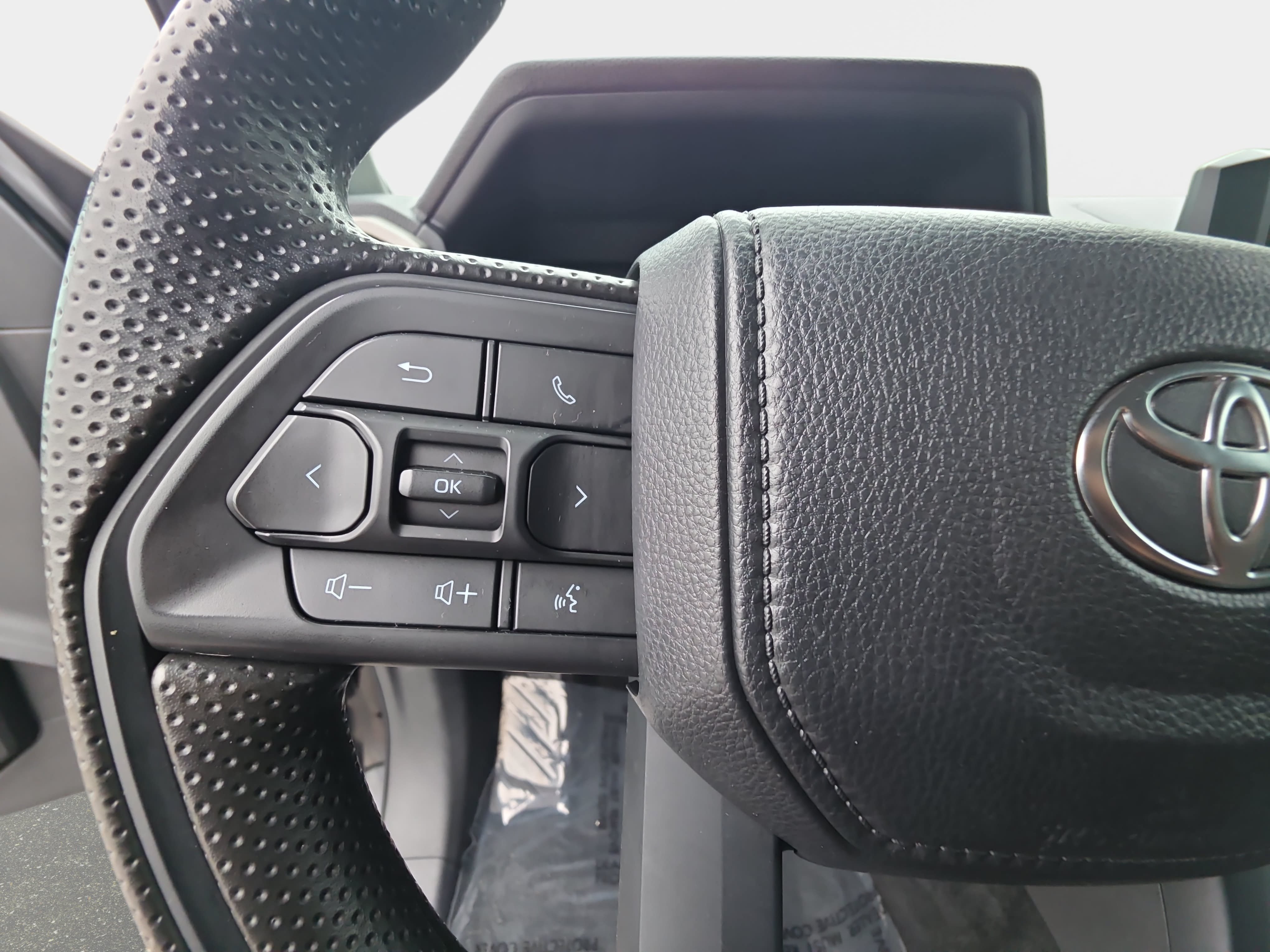 Used 2024 Toyota Tacoma SR5 AWD/4WD image 16