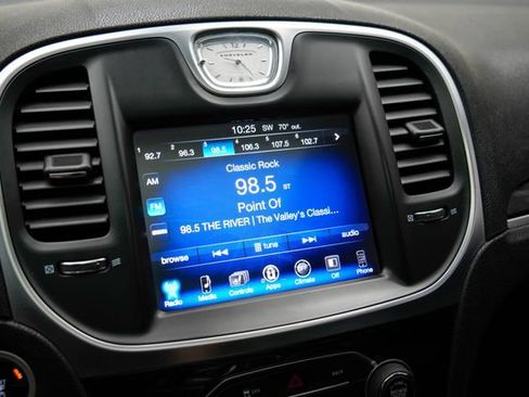 Used 2016 Chrysler 300 Limited RWD image 19
