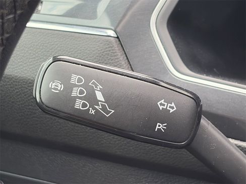 Used 2023 Volkswagen Tiguan SE R-Line image 12