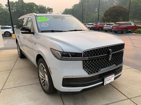 Certified 2025 Lincoln Navigator L Reserve AWD/4WD image 9