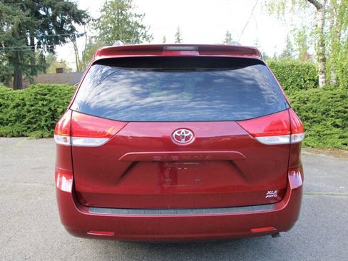 Used 2011 Toyota Sienna XLE w/ Entertainment Pkg image 12