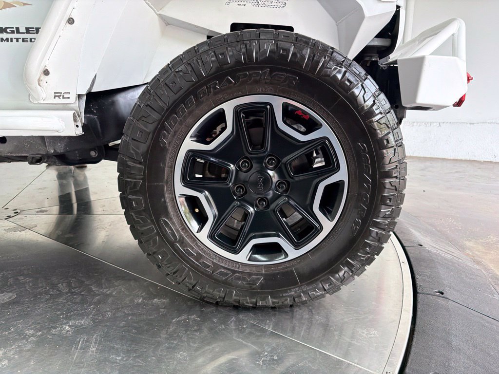 Used 2015 Jeep Wrangler Unlimited Sahara w/ Connectivity Group AWD/4WD image 9