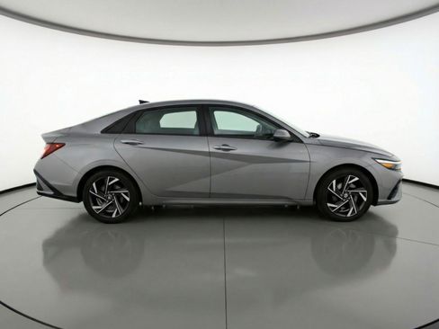 Used 2025 Hyundai Elantra Limited FWD image 11