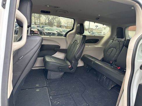 Used 2019 Chrysler Pacifica Touring-L Plus w/ Tire & Wheel Group image 8