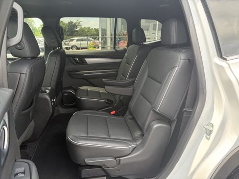 Used 2025 Buick Enclave Preferred FWD image 5
