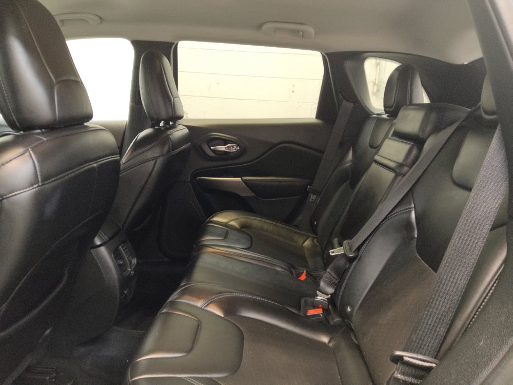 Used 2019 Jeep Cherokee Latitude Plus w/ Comfort/Convenience Group FWD image 18