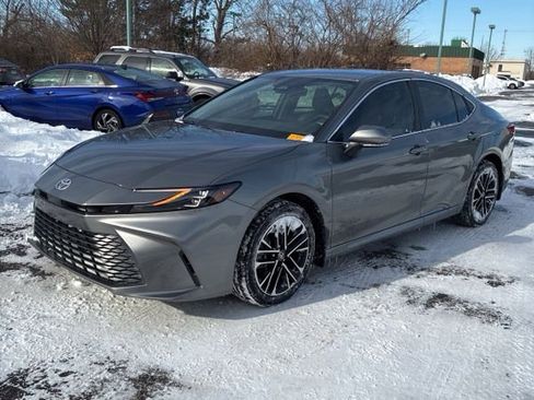 Used 2025 Toyota Camry XLE image 3