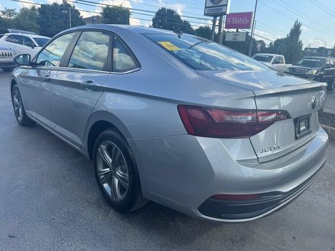 Used 2024 Volkswagen Jetta SE FWD image 2