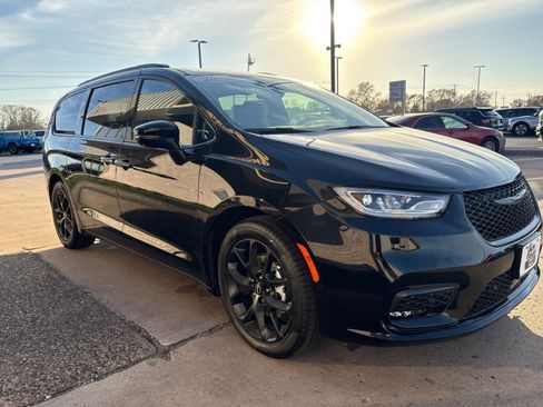 New 2026 Chrysler Pacifica Limited w/ Uconnect Theater Family Group image 9