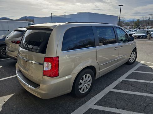 Used 2014 Chrysler Town & Country Touring image 2