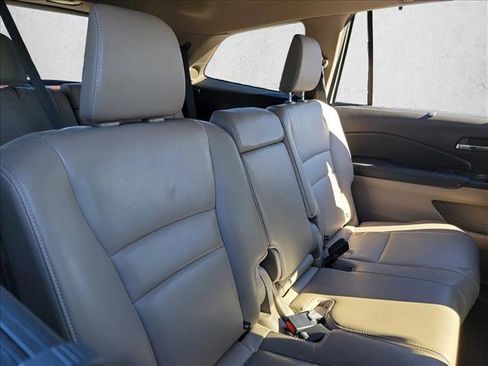 Used 2018 Honda Pilot Touring image 17