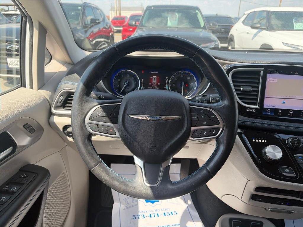 Used 2021 Chrysler Pacifica Touring-L w/ Uconnect Theater Family Group FWD image 15