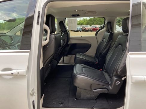 Used 2024 Chrysler Pacifica Touring-L FWD image 23