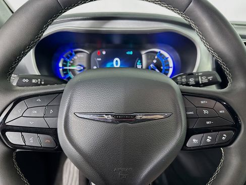 Used 2024 Chrysler Pacifica Limited FWD image 16