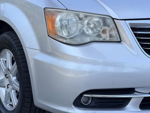 Used 2011 Chrysler Town & Country Touring-L w/ Entertainment Group #2 FWD image 13