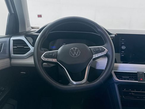 Used 2025 Volkswagen Taos SE image 18