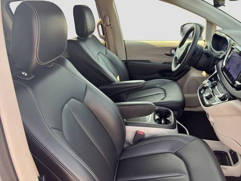 Used 2024 Chrysler Pacifica Touring-L FWD image 22