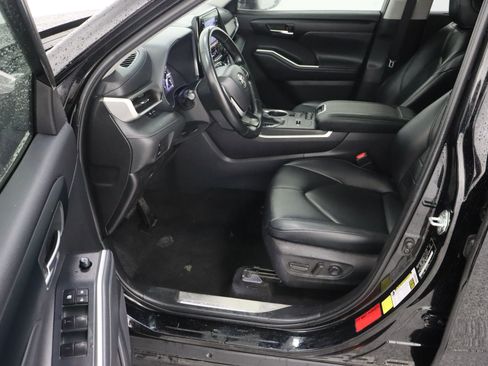 Used 2022 Toyota Highlander XLE FWD image 14