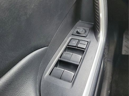 Used 2022 Toyota RAV4 XLE Premium image 12