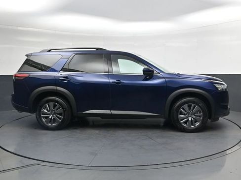 Used 2025 Nissan Pathfinder SV FWD image 8