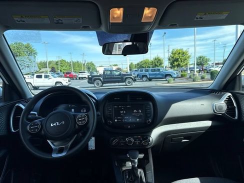 Used 2025 Kia Soul LX w/ LX Technology Package FWD image 10