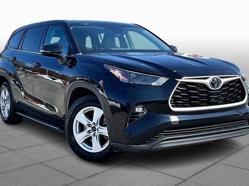Used 2022 Toyota Highlander LE FWD image 3