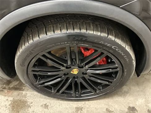 Used 2017 Porsche Cayenne Turbo image 5