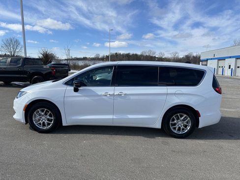 Used 2026 Chrysler Voyager LX image 2