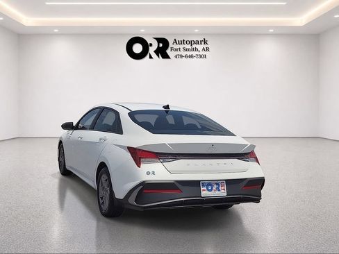Used 2024 Hyundai Elantra SEL FWD image 4
