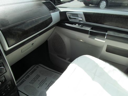 Used 2010 Dodge Grand Caravan SXT FWD image 11